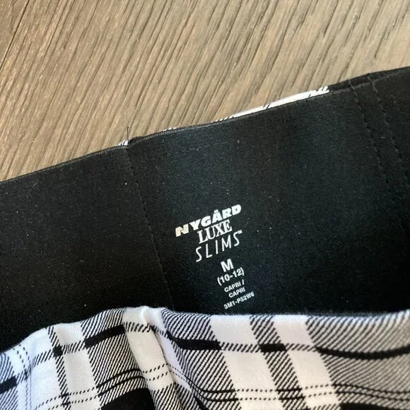 Nygard Capris - Picture 2 of 4